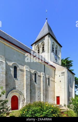 Lato sud della chiesa parrocchiale RC recentemente ripulita - Bossay-sur-Claise, Indre-et-Loire (37), Francia. Foto Stock