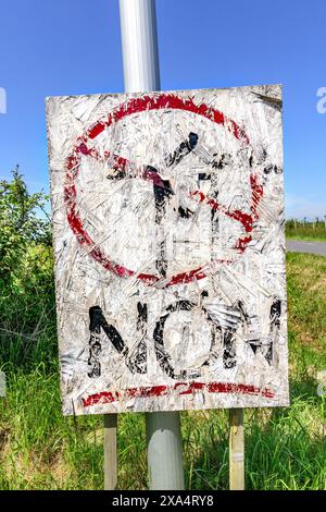 Cartello sbiadito dipinto a mano di 10 anni che dice NO / NON alle turbine eoliche nella campagna locale - Boussay, Indre-et-Loire (37), Francia. Foto Stock