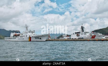 Maizuru, Giappone. 4 giugno 2024. La nave di pattuglia della Guardia Costiera coreana Taepyongyang 16(L) e la nave di pattuglia della Guardia Costiera degli Stati Uniti Waesche (WMSL-751) sono ancorate al porto occidentale di Maizuru nella prefettura di Kyoto, in Giappone, martedì 4 giugno 2024. Foto di Keizo Mori/UPI credito: UPI/Alamy Live News Foto Stock