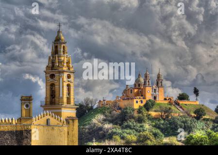 Tempesta, Convento di San Gabriel Arcangel in primo piano, Chiesa di Nuestra Senora de los Remedios sullo sfondo, Cholula, Stato di Puebla, Foto Stock