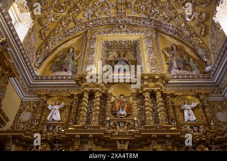 Figure policrome e rilievi dorati, interni barocchi, Chiesa di San Francisco Acatepec, fondata a metà del XVI secolo, San Francisco Acatepec, Puebla, M Foto Stock