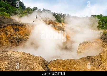 Acqua bollente in un fumante campo di fumarole presso il lago Linow, attrazione vulcanica a sud della città di Tomohon, lago Linow, Tomohon, Sulawesi settentrionale, Indonesia, Foto Stock