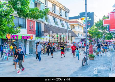 Vista della trafficata 5th Avenue, Playa del Carmen, Quintana Roo, costa caraibica, penisola dello Yucatan, Riviera Maya, Messico, Nord America Copyright: FrankxFell Foto Stock