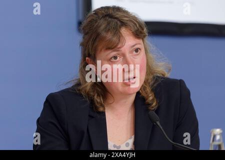 NADA Jahrespressekonferenz 2024 2024-06-04 Deutschland, Berlin - Jahrespressekonferenz 2024 er Nationalen Anti doping Agentur Deutschland NADA im Haus der Bundespressekonferenz: im Bild Dr. Eva Bunthoff, NADA-Kovorsitzende und Leiterin des Ressorts Doping-Kontroll-System. *** Conferenza stampa annuale NADA 2024 2024 06 04 Germania, Conferenza stampa annuale di Berlino 2024 dell'Agenzia Nazionale antidoping Germania NADA nella camera della Conferenza stampa federale nella foto Dr. Eva Bunthoff, NADA Co-presidente e capo del Dipartimento del sistema di controllo doping Foto Stock