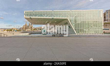 Marsiglia, Francia - 31 gennaio 2016: Nuovo Centro culturale Cosquer Mediterranean Modern Building presso Promenade Robert Laffont Sunny Winter Day. Foto Stock