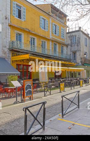 Arles, Francia - 29 gennaio 2016: Il famoso caffè giallo le Cafe la Nuit Vincent Van Gogh in Place du Forum nella città Vecchia, giorno d'inverno. Foto Stock