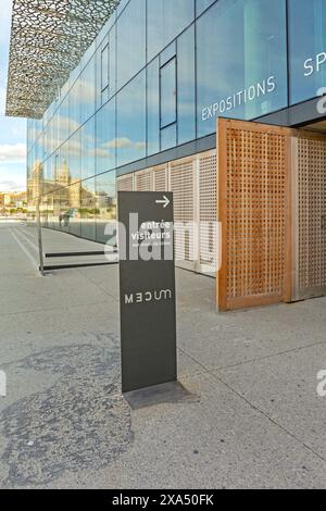 Marsiglia, Francia - 31 gennaio 2016: Ingresso al Museo delle civiltà d'Europa e all'edificio moderno del Mucem Mediterraneo presso Promenade Robert la Foto Stock