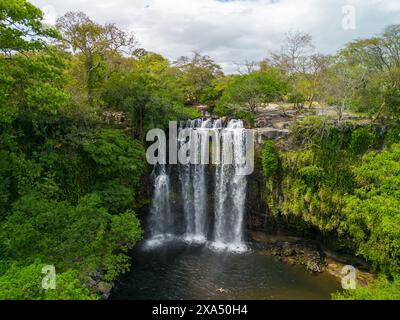 Una vista aerea della cascata di Llanos de Cortez nel lussureggiante paesaggio costaricano Foto Stock