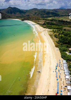 Vista aerea di una lunga spiaggia tropicale di sabbia dorata e di un oceano caldo e fangoso Foto Stock