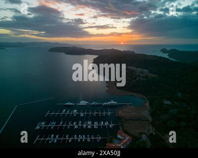 Una vista aerea del tramonto sul Golfo di Nicoya, Guanacaste, Costa Rica Foto Stock