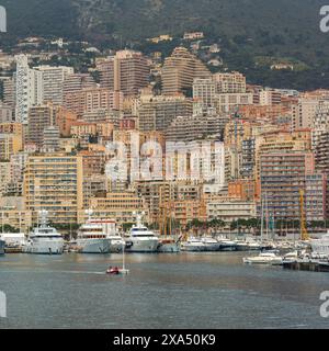 Monaco - 2 febbraio 2016: Yacht di lusso ormeggiati al Port Hercule Winter Day in città. Foto Stock