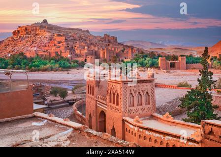 Ait Ben-Haddou, Marocco. Famosa città vecchia di argilla sulle montagne dell'alto Atlante, in Nord Africa. Foto Stock