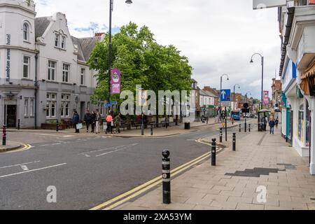 Chester-le-Street, contea di Durham, Regno Unito. Scena di strada su Front Street in città Foto Stock