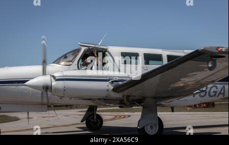 Un piccolo aereo ad elica gestito da Cape Air Taxing prima di decollare a Martha's Vineyard Foto Stock