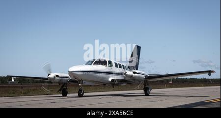 Un piccolo aereo ad elica gestito da Cape Air Taxing prima di decollare a Martha's Vineyard Foto Stock