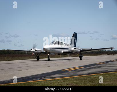 Un piccolo aereo ad elica gestito da Cape Air Taxing prima di decollare a Martha's Vineyard Foto Stock