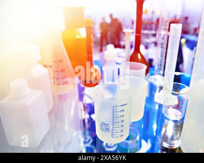 Capsule, flaconi, vaschette e matracci da laboratorio in vetro e plastica Foto Stock