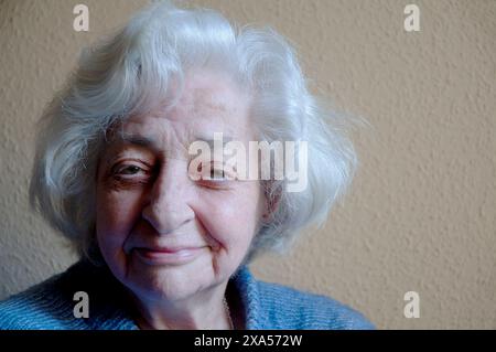 Ritratto di vecchia donna sorridente e guardando la telecamera. Foto Stock