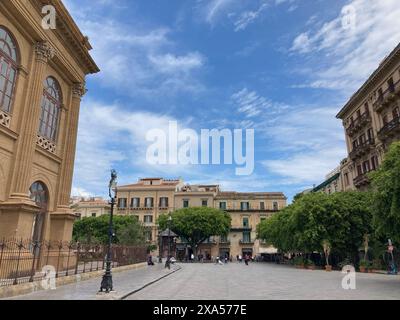 Italia, Palermo - 11 aprile 2024: Teatro massimo su sfondo blu Foto Stock