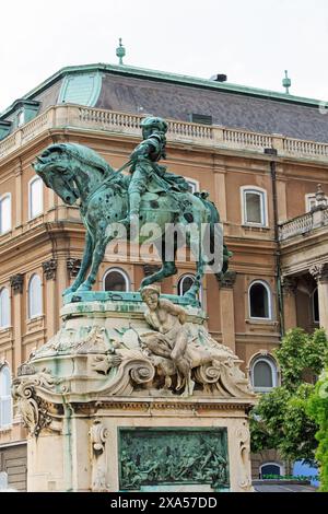 Budapest, Ungheria, 21-05-25. Statua equestre del Principe Savoyai Eugen nel Castello di Buda di fronte allo storico Palazzo reale. I giardini sono aperti al pubblico Foto Stock