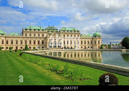 Vienna, Austria, 26-05-24. Palazzo del Belvedere e il lago, costruito per il Principe Eugenio. E' un palazzo sontuoso popolare tra i visitatori di Vienna Foto Stock