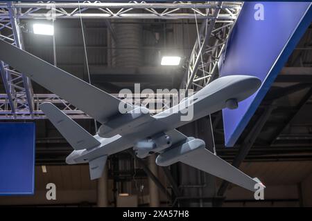 Barcellona, Spagna. 4 giugno 2024. Il modello di un veicolo aereo senza equipaggio visto alla fiera Unvex 24. Una nuova edizione di Unvex, il più grande evento su veicoli aerei senza equipaggio (UAV) e sistemi, si terrà a Barcellona il 4 e 5 luglio presso la Hall 1 della Fiera di Fira de Barcelona Montjuic. Credito: SOPA Images Limited/Alamy Live News Foto Stock