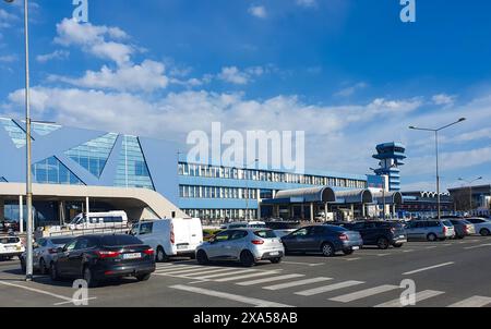 Aeroporto internazionale Henri Coanda di Bucarest con veicoli parcheggiati Foto Stock