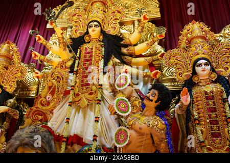 Kolkata, India - 20 ottobre 2024: I Pandali con le riproduzioni della dea Durga sono visti nel centro della città durante le celebrazioni di Durga Puja, un anno Foto Stock