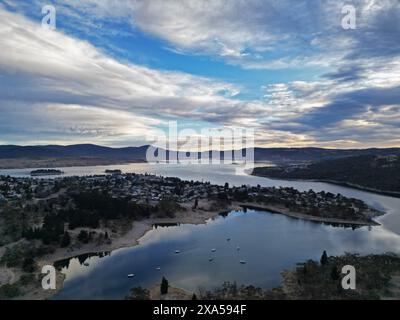 Una vista aerea dell'alba sul Lago Jindabyne nel NSW, Australia. Foto Stock