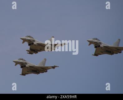 I caccia militari si alzano in formazione attraverso il cielo Foto Stock