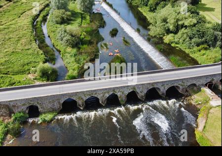 Vista aerea di un ponte su un fiume, circondato da alberi Foto Stock