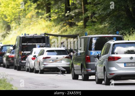 Bad Teinach Zavelstein, Germania. 4 giugno 2024. I veicoli della polizia sono parcheggiati su una strada vicino a Bad Teinach. Secondo i media, l'operazione si dice sia una perquisizione nell'ambito dell'indagine sul sospetto "Reichsbürger" intorno al principe Reuß. Crediti: Philipp von Ditfurth/dpa/Alamy Live News Foto Stock