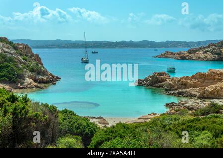 Vista della spiaggia di Cala Napoletana, insenatura panoramica sulla costa rocciosa dell'isola di Caprera, dell'arcipelago della Maddalena e del paesaggio della Sardegna Foto Stock