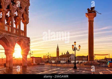 Splendida vista all'alba del Palazzo Ducale, del Leone di San Marco e di piazza San Marco a Venezia. Architettura e punto di riferimento di Venic Foto Stock