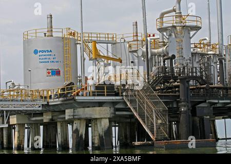 LAGO DI MARACAIBO-VENEZUELA- 20-03-2015- una stazione di flusso di petrolio è vista sul lago di Maracaibo. © JOSE ISAAC BULA URRUTIA. Foto Stock