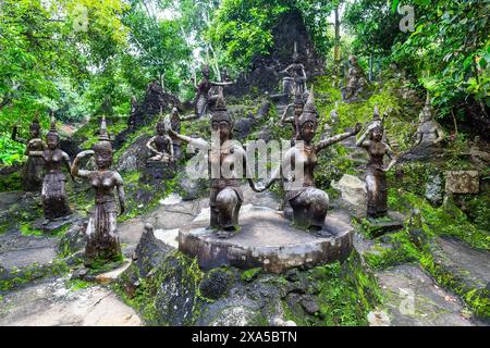 Statue di Buddha nel giardino magico segreto di Koh Samui, Thailandia. Antiche statue in pietra nel Giardino magico segreto del buddismo, Koh Samui, Thailandia. Un posto per Foto Stock