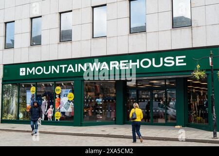 Un negozio di Mountain Warehouse nel centro di Truro in Cornovaglia nel Regno Unito. Foto Stock