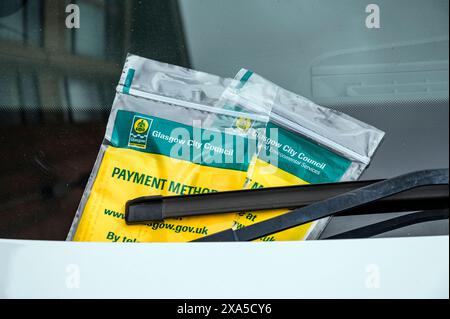 Biglietto per il parcheggio sul parabrezza di un'auto, Glasgow, Scozia, Regno Unito, Europa Foto Stock
