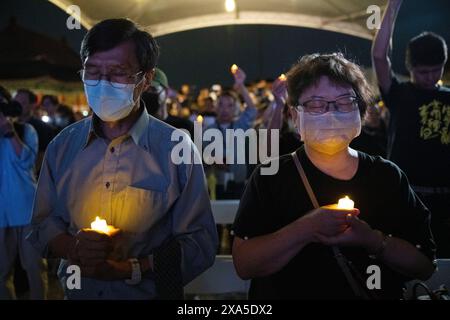 Taipei, Taiwan. 4 giugno 2024. La gente si riunisce per una veglia a lume di candela di Piazza Tiananmen che commemora il 35° anniversario della repressione, nota anche come incidente del 4 giugno, nella Chiang Kai-shek Memorial Hall a Taipei, Taiwan. L'esercito cinese uccise molti manifestanti in piazza Tiananmen e nei dintorni di Pechino che chiedevano una riforma democratica nel 1989. Foto Stock