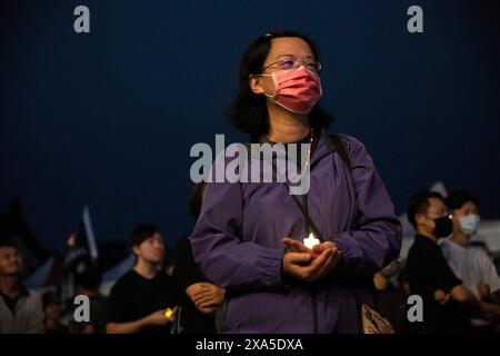 Taipei, Taiwan. 4 giugno 2024. La gente si riunisce per una veglia a lume di candela di Piazza Tiananmen che commemora il 35° anniversario della repressione, nota anche come incidente del 4 giugno, nella Chiang Kai-shek Memorial Hall a Taipei, Taiwan. L'esercito cinese uccise molti manifestanti in piazza Tiananmen e nei dintorni di Pechino che chiedevano una riforma democratica nel 1989. Foto Stock