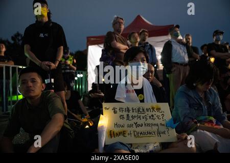 Taipei, Taiwan. 4 giugno 2024. La gente si riunisce per una veglia a lume di candela di Piazza Tiananmen che commemora il 35° anniversario della repressione, nota anche come incidente del 4 giugno, nella Chiang Kai-shek Memorial Hall a Taipei, Taiwan. L'esercito cinese uccise molti manifestanti in piazza Tiananmen e nei dintorni di Pechino che chiedevano una riforma democratica nel 1989. Foto Stock