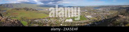 Una vista panoramica di Dalles, Oregon, con il fiume Columbia sullo sfondo in una splendida giornata Foto Stock