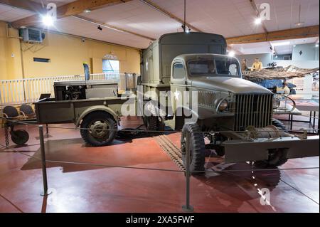 Un carrello militare americano GMC CCKW dotato di un grande verricello Foto Stock