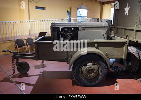 Un vecchio rimorchio militare con un gruppo elettrogeno per generare elettricità sul campo di battaglia Foto Stock