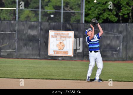 Illinois, Stati Uniti. Il primo base che prende una mosca pop di routine durante una partita di playoff dei playoff dei playoff delle scuole superiori. Foto Stock