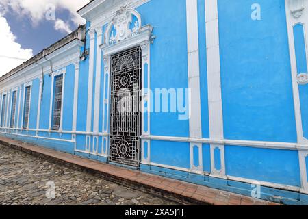 343 muro ovest su Calle El Llano Street di casa coloniale dipinta di blu azzurro, ora Casa de la Amistad della ICAP provinciale. Sancti Spiritus-Cuba. Foto Stock