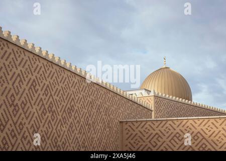 Vista verso l'alto che mostra una cupola dorata e dettagli in mattoni all'esterno. Cambridge Mosque, Cambridge, Regno Unito. Architetto: Marks Barfield Arc Foto Stock