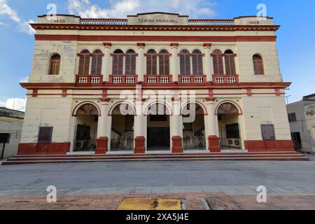 350 il Teatro principale in via Calle padre Valencia, facciata principale del 1926 d.C. ricostruita in stile neoclassico dopo un incendio. Camaguey-Cuba. Foto Stock