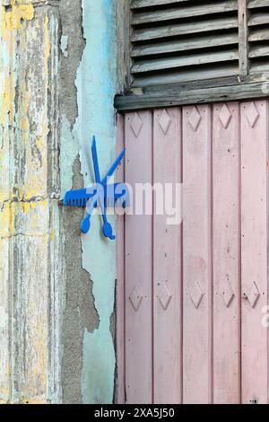 354 forbici e pettine tagliati su un piatto di polistirene espanso e verniciati di blu, simbolo di un barbiere nel centro storico. Camaguey-Cuba. Foto Stock