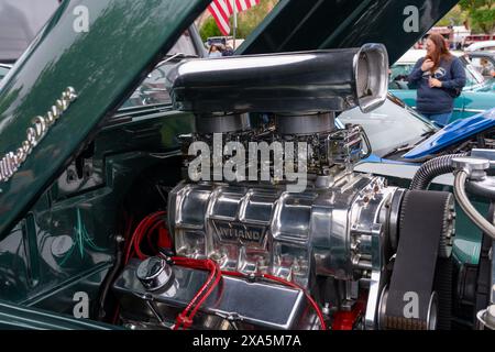 Motore sovralimentato di un pickup Willys modificato del 1955 al Moab Rotary Car Show di Moab, Utah. Foto Stock